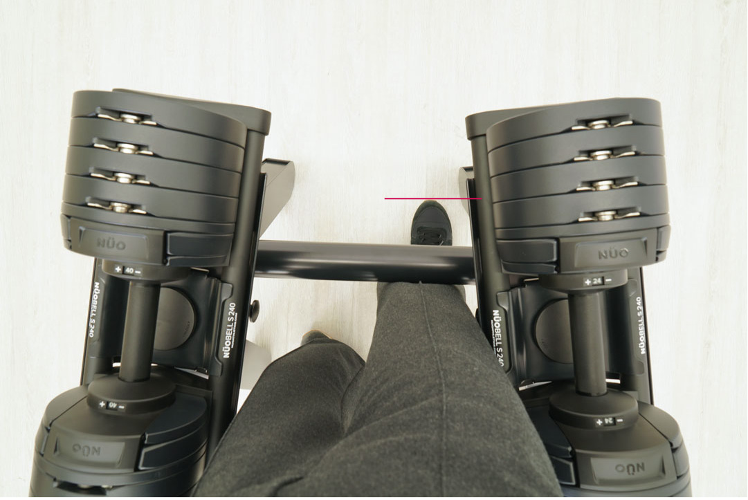 スタンドの足元